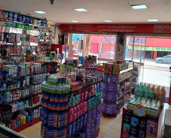 Farmacêutica atendendo cliente com atenção e cuidado