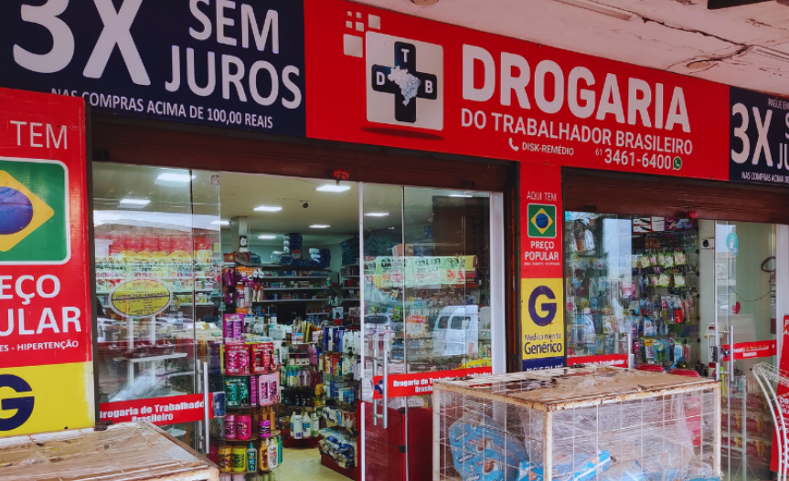 Interior espaçoso e organizado da Drogaria do Trabalhador Sol Nascente
